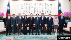 台湾总统赖清德(右5)在总统府会见由美国众议院预算委员会民主党首席议员，联邦众议员布伦登·博伊尔(右6)率领的代表团。(2026年10月8日)