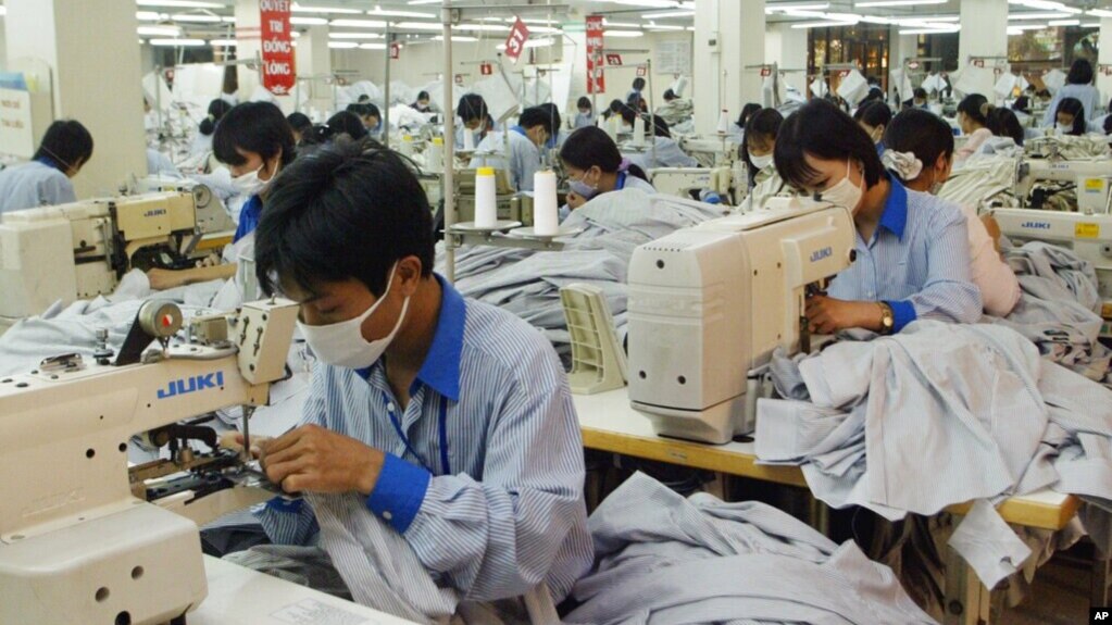 Công nhân làm việc tại một xưởng dệt may ở ngoại thành Hà Nội.