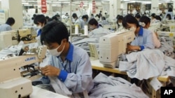 Tình trạng bùng phát dịch COVID-19 gây thiếu hụt lao động tại Việt Nam do giãn cách xã hội.