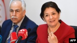 Sihem Ben Sedrine (D), Présidente de l’Instance Vérité et Dignité, lors d'une conférence de presse à Tunis le 25 mai 2018.