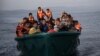 Pengungsi dan migran tiba dengan kapal yang penuh sesak di Pulau Lesbos, Yunani, 10 November 2015, sebagai ilustrasi. (Foto: REUTERS/Alkis Konstantinidis)