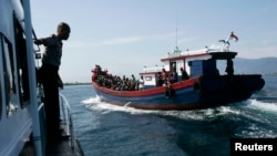 Kapal pengangkut pencari suaka dari Rohingya, Burma merapat ke pelabuhan Lampulo untuk dialihkan ke penampungan sementara di Krueng Raya, Aceh Besar, 8 April 2013 (Foto: dok). 50 penyitas dikhawatirkan tewas setelah perahu yang ditumpangi mereka terbalik di teluk Benggala, lepas pantai sbelah Barat Burma (4/11).