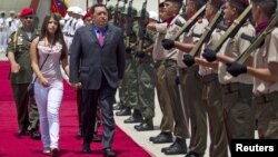 Hugo Chávez con su hija Rosines al momento de partir desde Caracas rumbo a la ceremonia de ingreso al Mercosur en Brasilia.