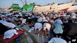 Para jemaah salat melakukan Idul Fitri di pelabuhan Sunda Kelapa, Jakarta, Rabu, 5 Juni 2019. (Foto: Dita Alangkara/AP)