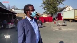 Des réfugiés somaliens donnent un coup de main aux Sud-Africains qui les avaient accueillis