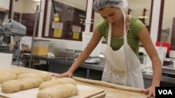 Morocco native Fatiha Outabount, 27, shapes dough at the Hot Bread Kitchen bakery in New York. (VOA-D. Grunebaum) 