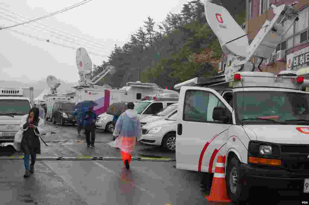 Satellite trucks for members of the press reporting on the sunken ferry, Sewol, in Jindo, April 18, 2014. (Sungmin Do/VOA)