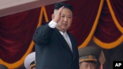 Kim Jong Un trên khán đài trong cuộc diễn hành ngày 15/4/2017 nhân kỷ niệm sinh nhật lần thứ 105 của Kim Il Sung, người sáng lập Bắc Triều Tiên, ông nội của Kim Jong Un.