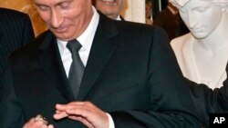 El anillo tiene 4.94 quilates y está valorado en $25.000 dólares. 