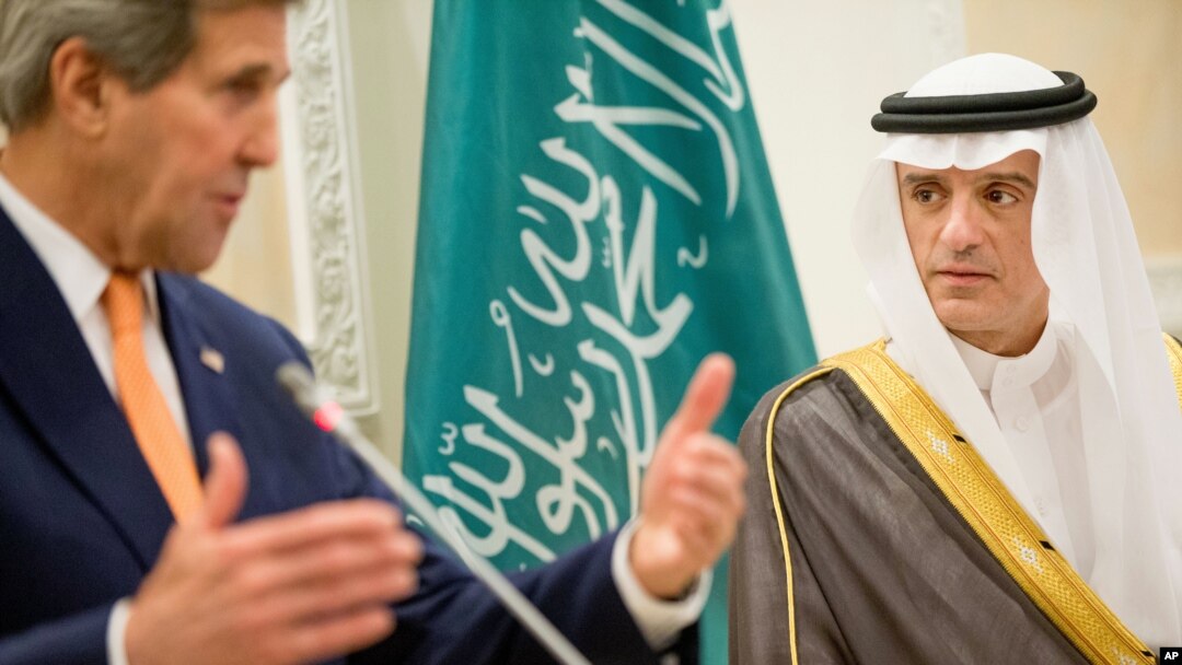 Menlu AS John Kerry (kiri) dan Menlu Saudi Adel al-Jubeir memberikan konferensi pers bersama di Riyadh, Saudi Arabia, Kamis (7/5).