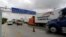 Camiones esperan para pasar aduanas en el Puente World Trade en Nuevo Laredo, Mexico. Nov. 2, 2016.