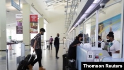 지난 7월 트리니다드토바고의 피아르코 공항의 승객들이 신종 코로나바이러스 감염 예방 마스크를 쓰고 있다. 