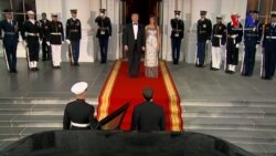 Pomposa cena de estado en honor de Macron y su esposa Brigitte