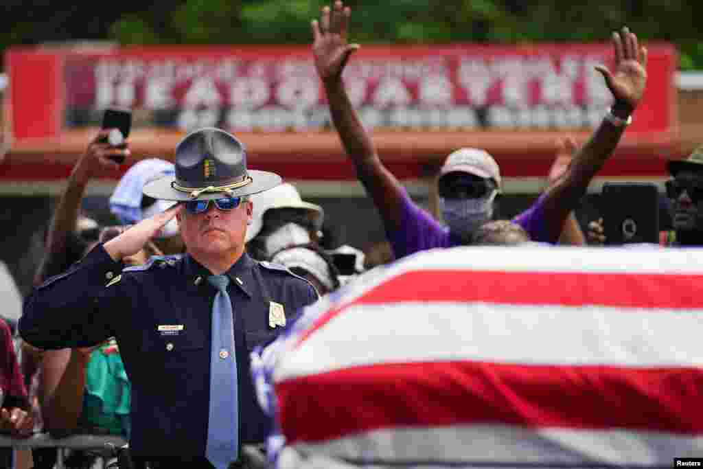 Una procesi&#243;n se llev&#243; a cabo en Selma, Alabama el domingo 26 de julio, para conmemorar al legislador de Georgia.