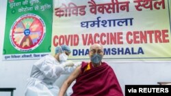Tibetanski duhovni vođa Dalaj Lama prima dozu vakcine protiv Kovida 19 u centru za vakcinaciju u Daramsali u Indiji, 6. marta 2021. (Fotografija dostavljena Rojtersu iz kancelarije Dalaj Lame) 