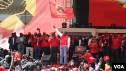 President Uhuru Kenyatta waves the Jubilee Party flag to the crowd as he launches the party he will use to run for office in 2017 polls, Sept. 10, 2016. (M. Yusuf/VOA)