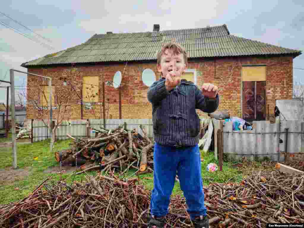 Мірік - молодший син багатодітної родини Приморського.