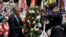 El presidente Obama colocó una ofrenda floral en la Tumba del Soldado Desconocido en el Cementerio Nacional de Arlington.