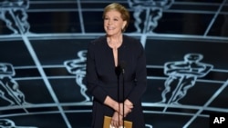 FILE - Julie Andrews presents the award for best original score at the Oscars at the Dolby Theatre in Los Angeles, Feb. 22, 2015. 