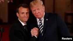 Con Emmanuel Macron, a su lado, el presidente Donald Trump repitió su crítica al acuerdo de congelar el programa nuclear de Irán a cambio del alivio de sanciones.