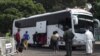 Venezolanos pasan la frontera con Colombia para regresar a su país