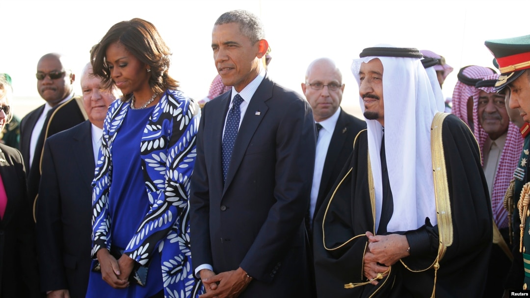Presiden America Barack Obama dan ibu negara Michelle Obama disambut raja baru Saudi, Salman bin Abdul-Aziz Al Saud (kanan) setibanya di bandara Internasional King Khalid di Riyadh, Arab Saudi (27/1).