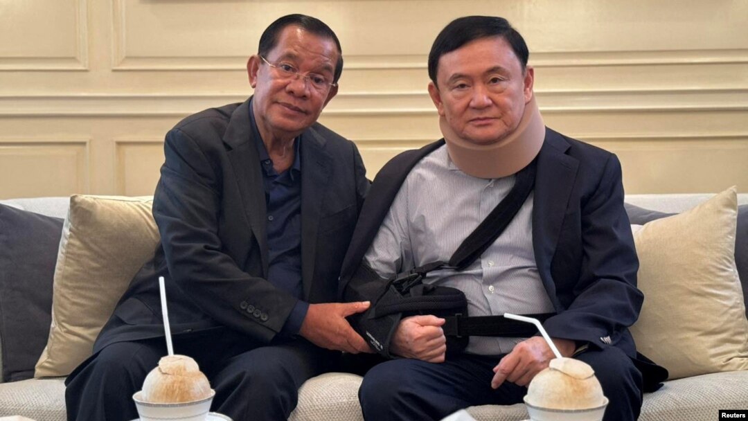 Mantan Perdana Menteri Kamboja Hun Sen berfoto bersama mantan Perdana Menteri Thailand Thaksin Shinawatra saat bertemu di lokasi yang disebutkan di Bangkok, Thailand, 21 Februari 2024. (Foto: Hun Sen melalui Facebook via REUTERS)