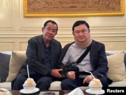 Mantan Perdana Menteri Kamboja Hun Sen berfoto saat bertemu dengan mantan Perdana Menteri Thailand Thaksin Shinawatra, pada 21 Februari 2024. (Foto: Facebook Hun Sen via Reuters)