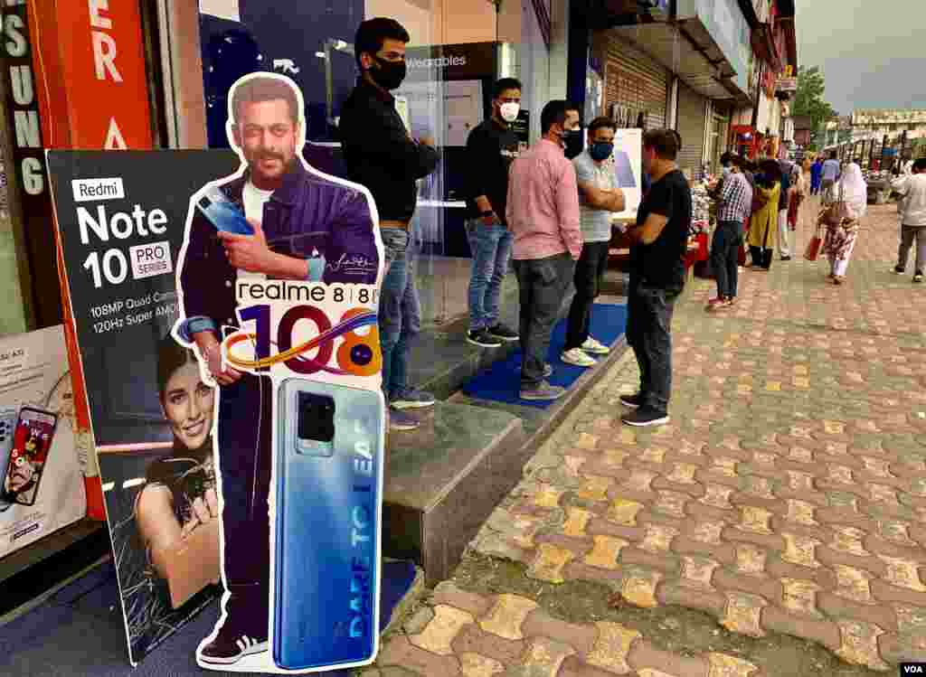 مسلسل ایک ماہ سے کرفیو نافذ ہونے کے باعث بھارت کے زیر انتظام کشمیر کی معیشت متاثر ہورہی تھی۔