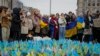 Un grupo de personas se concentran en el sitio conmemorativo de aquellos que perdieron la vida durante la guerra, cerca de la Plaza Maidan en el centro de Kiev, Ucrania, el 24 de febrero de 2024.