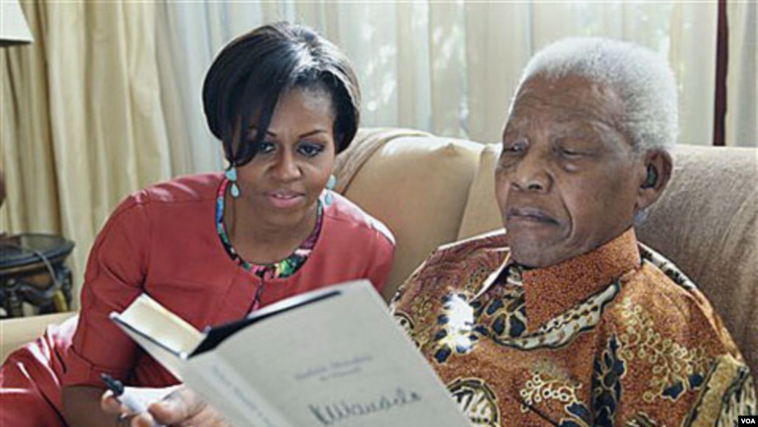 Ibu negara AS, Michelle Obama (kiri) saat mengunjungi Nelson Mandela di kediamannya di Houghton, Afsel (foto: dok). Cucu Mandela akan membintangi serial televisi yang mengisahkan kelas menengah Afrika Selatan pasca-apartheid.