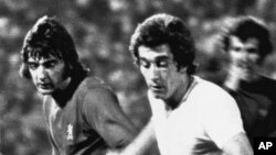 Alan Hudson du FC Chelsea, à gauche, engagé dans un duel avec Manuel Velazquez du Real Madrid lors de la finale de la Coupe d'Europe des vainqueurs de la Coupe au stade de Karaiskakis, (Pirée), Grèce 19 mai 1971.