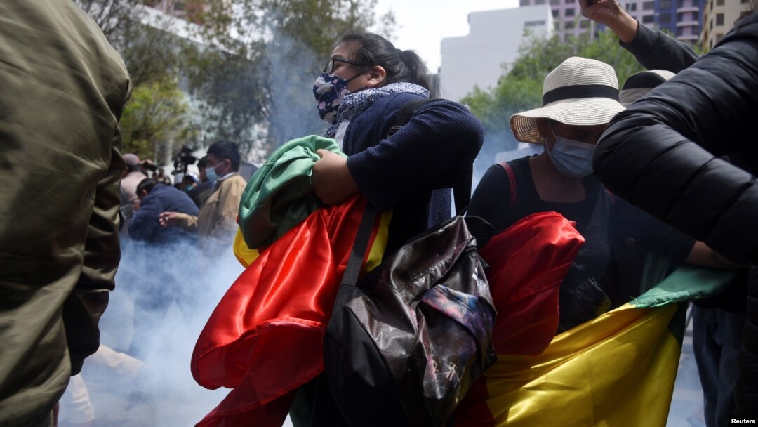 Manifestantes participan en una protesta contra el presidente boliviano Luis Arce, luego de que las leyes sobre propiedad privada y seguridad generaran la ira de los críticos, en La Paz, Bolivia, el 11 de octubre de 2021.