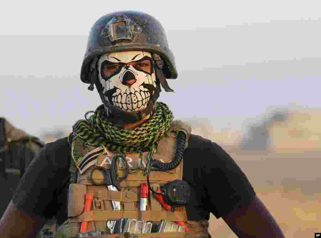 A member of Iraq&#39;s elite counterterrorism forces pauses as they advance towards the city of Mosul, Iraq.