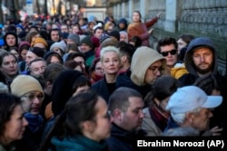 Yulia Navalnaya, tengah, janda Alexey Navalny, berdiri dalam antrean bersama pemilih lain di tempat pemungutan suara dekat kedutaan Rusia di Berlin pada 17 Maret 2024. (Foto: AP)