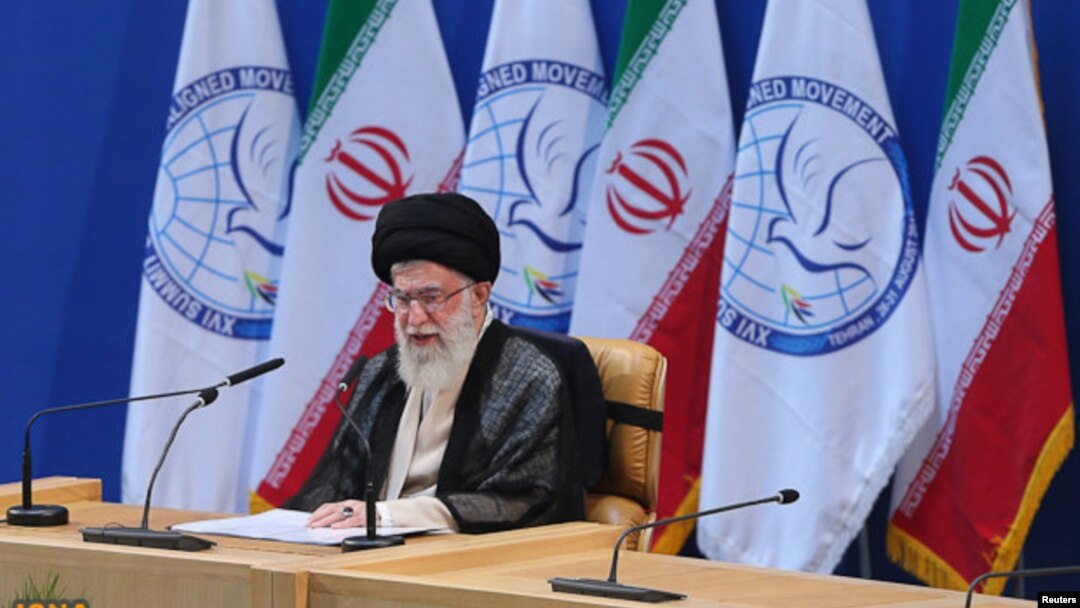 Pemmimpin tertinggi Iran Ayatollah Ali Khamenei berbicara dalam KTT Gerakan Non-Blok ke-16 di Teheran. (Foto: Reuters)