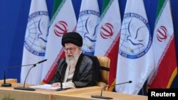 Pemmimpin tertinggi Iran Ayatollah Ali Khamenei berbicara dalam KTT Gerakan Non-Blok ke-16 di Teheran. (Foto: Reuters)