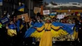 <strong>Дублин, Ирландия</strong><br />
Митинг в честь третьей годовщины полномасштабного вторжения России в Украину на улицах ирландской столицы, 23 февраля 2025 года.