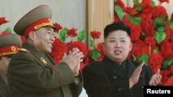 Kim Jong-Un (kanan) bersama mantan pejabat tinggi militer, Ri Yong-ho di Pyongyang (foto: dok). Jong-Un menerima gelar Marsekal, sehingga resmi menjadi pemimpin militer tertinggi Korea Utara.