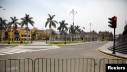 ARCHIVO - Una vista general muestra calles vacías después de las medidas de confinamiento del coronavirus (COVID-19) en Lima, Perú, el 1 de febrero de 2021.