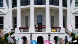 Президент США Джо Байден та перша леді Джилл Байден а також Великодній кролик на балконі Білого дому, 5 квітня 2021 року