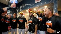 Pablo Sandoval (al centro) celebra con sus compañeros el pase a los playoffs.