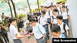 英华本土学社在校生9月1日向同学派发港独传单(苹果日报图片) 