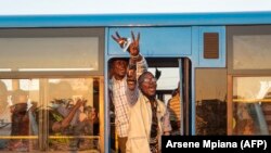 Des partisans de l'Union pour la démocratie et le progrès social (UDPS) dans un bus à Kinshasa, le 6 décembre 2020, près du siège du parti.