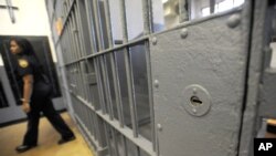 La investigación comenzó en 2013 luego que un oficial correccional descubrió la red y la denunció ante las autoridades.