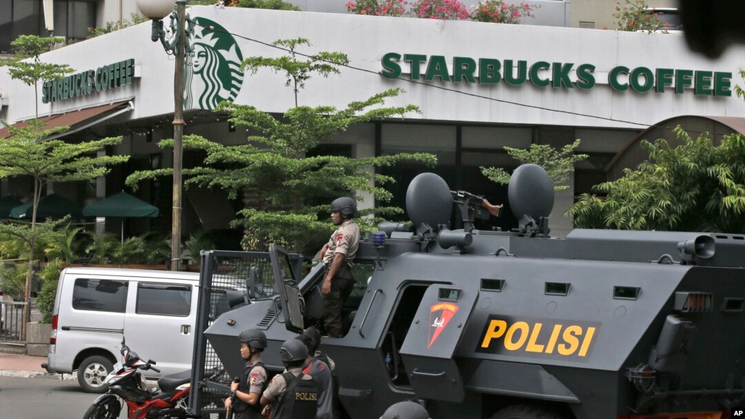 Xe cảnh sát bọc thép bên ngoài quán cà phê Starbucks sau vụ tấn công khủng bố ở Jakarta, Indonesia, ngày 14/1/2016.