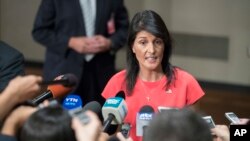 Duta Besar Amerika untuk PBB Nikki Haley berbicara kepada reporter setelah rapat Dewan Keamanan PBB, 5 Agustus 2017. (Foto:dok)