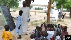 Jama'an da suka kauracewa gidajensu biyo bayan harin 'yan Boko Haram, sun samu mafaka a wata Makaranta, a Maiduguri. (File Photo)
