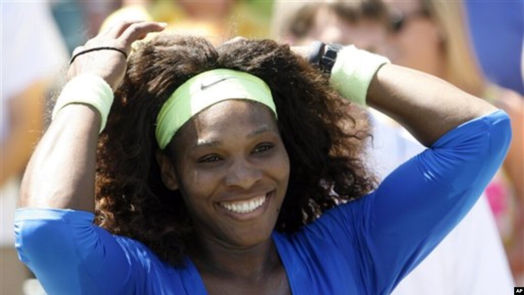 Serena Williams merayakan kemenangannya setelah mengalahkan petenis Ceko, Lucie Safarova (8/4).
