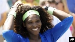 Serena Williams merayakan kemenangannya setelah mengalahkan petenis Ceko, Lucie Safarova (8/4).